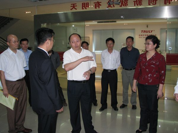 郑雁雄市长一行调研信利半导体研发中心
