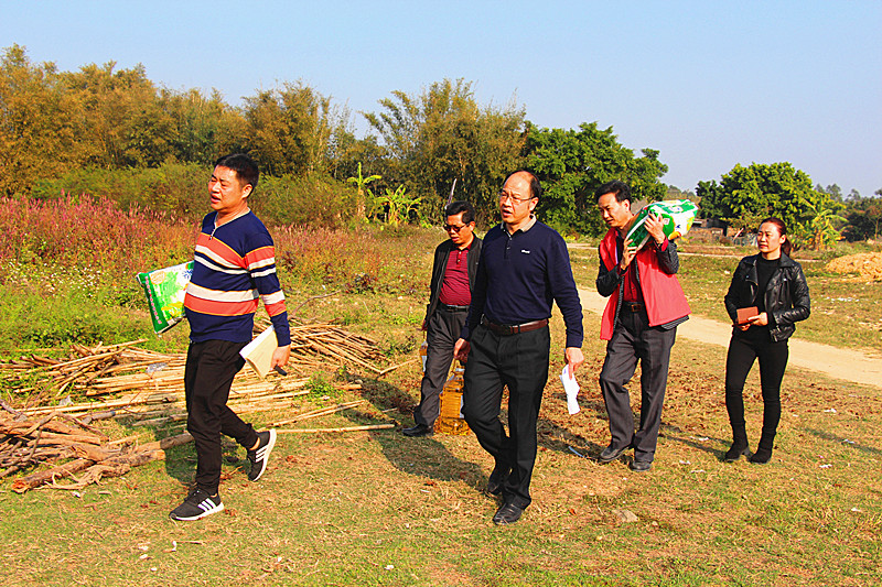 汕尾市教育局志愿者服务队到海丰县公平镇平三