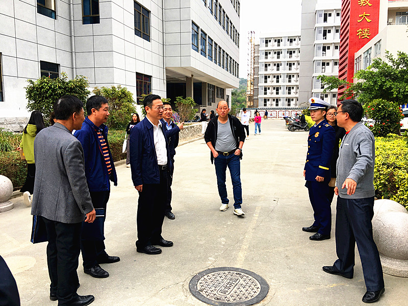 市教育局开展学校实验室安全管理专项督查工作