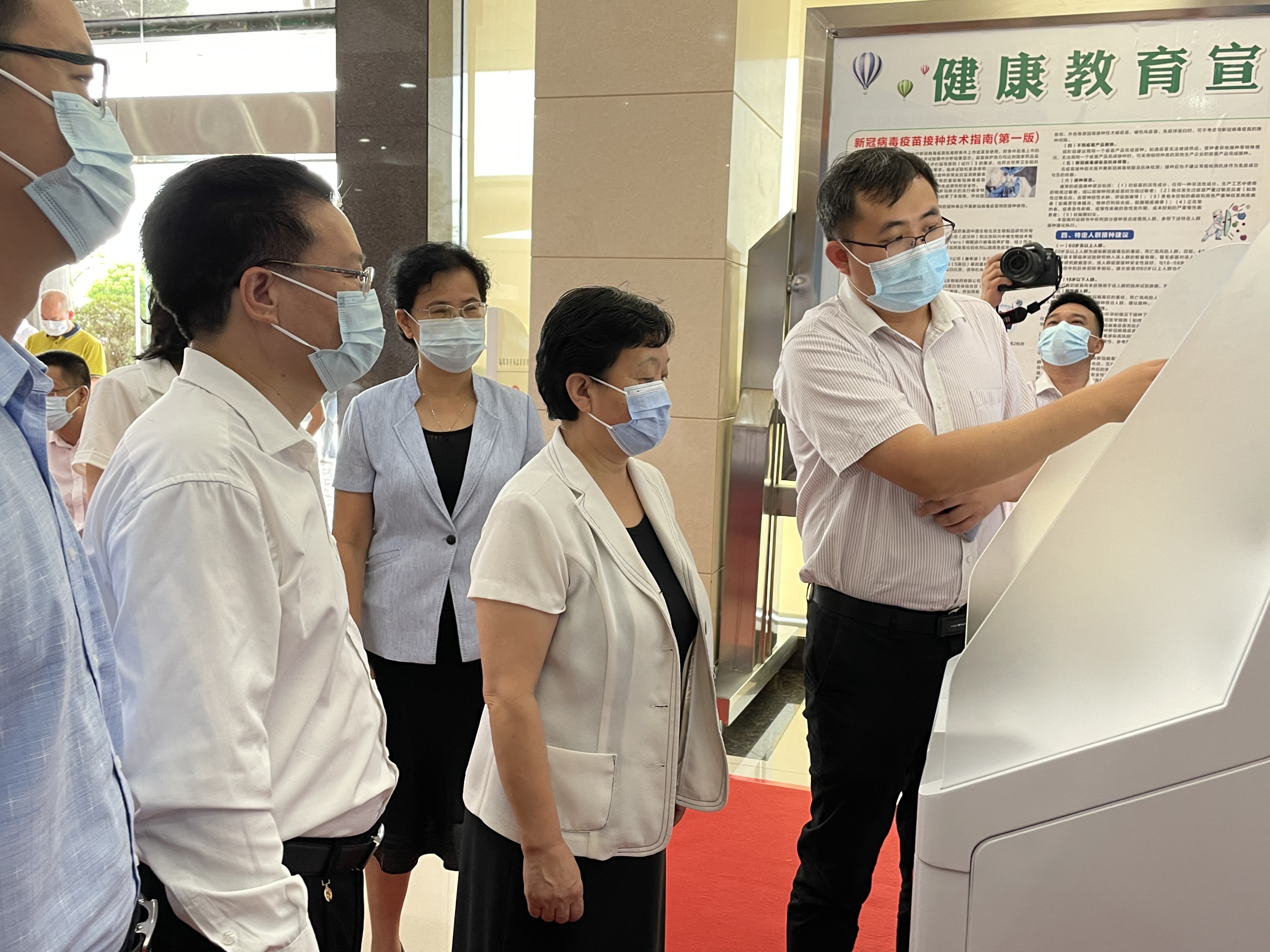 余红副市长现场观摩和体验银政通一体机办理商事登记.jpg
