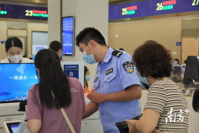 指导市民使用自助办理设备  
