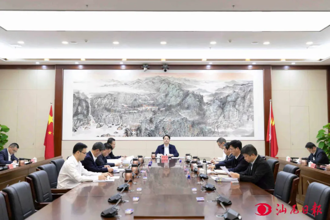 市委理论学习中心组举行专题学习会 深入学习贯彻党的十九届六中全会精神 汲取智慧和力量 奋力谱写汕尾高质量发展新篇章2.png