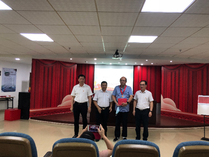 3为老党员陈水香颁发“光荣在党五十年”纪念章.jpg