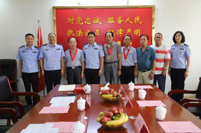 颁发纪念章.JPG