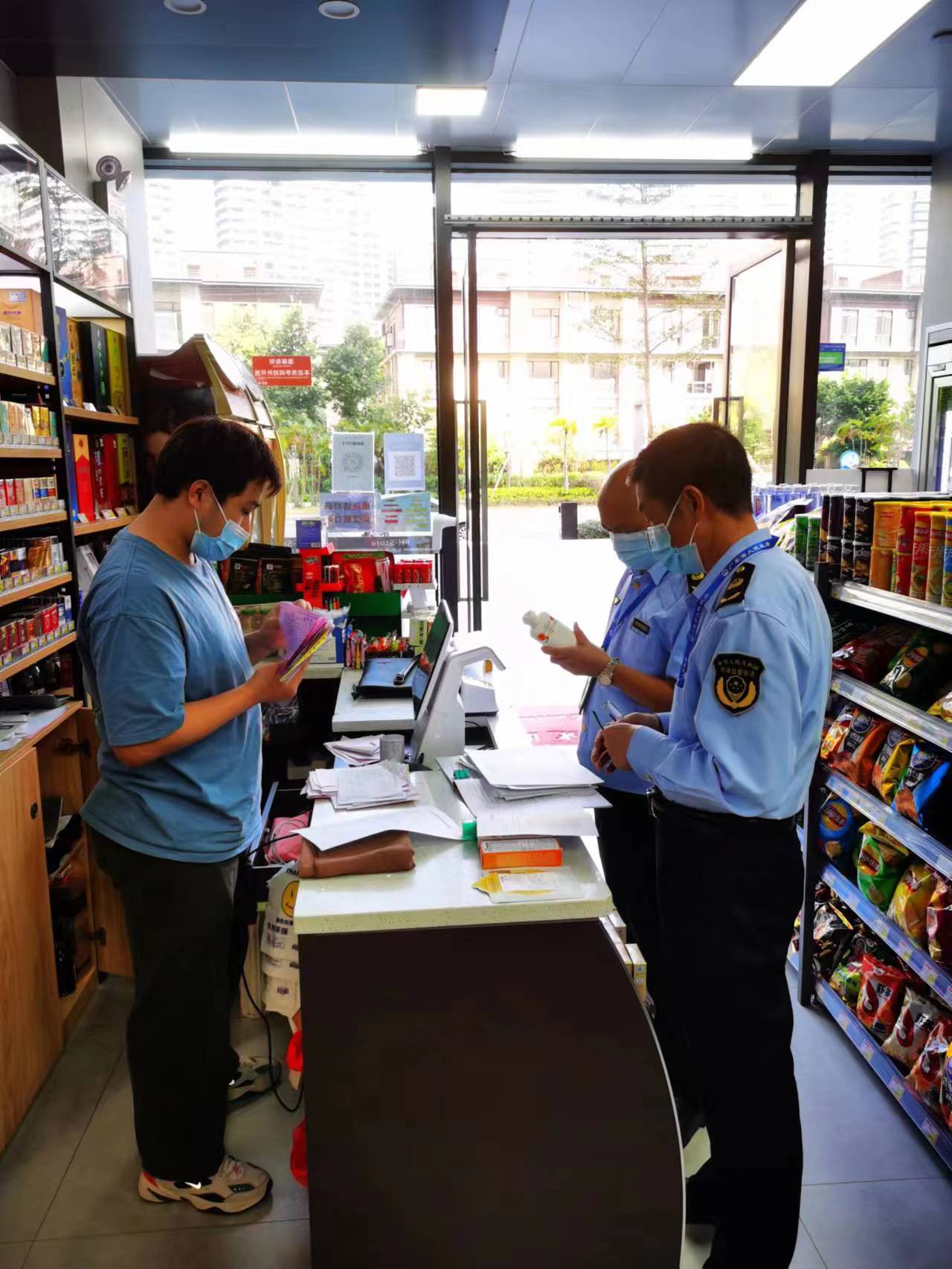 市局化妆品科联合执法部门开展专项整治2.jpg