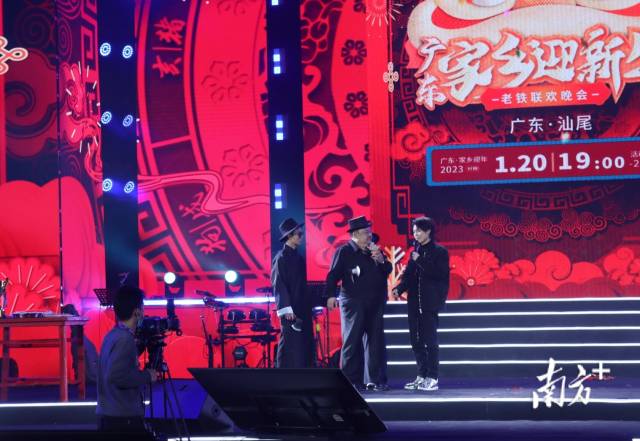 知名演员林雪与@广东雨神合作，在舞台上再现了周星驰电影《功夫》中斧头帮出场的片段。郭杨阳 摄