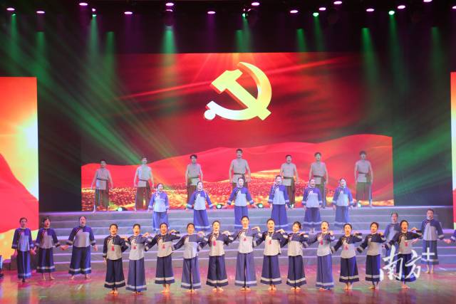 渔歌表演唱《渔民心向共产党》。 