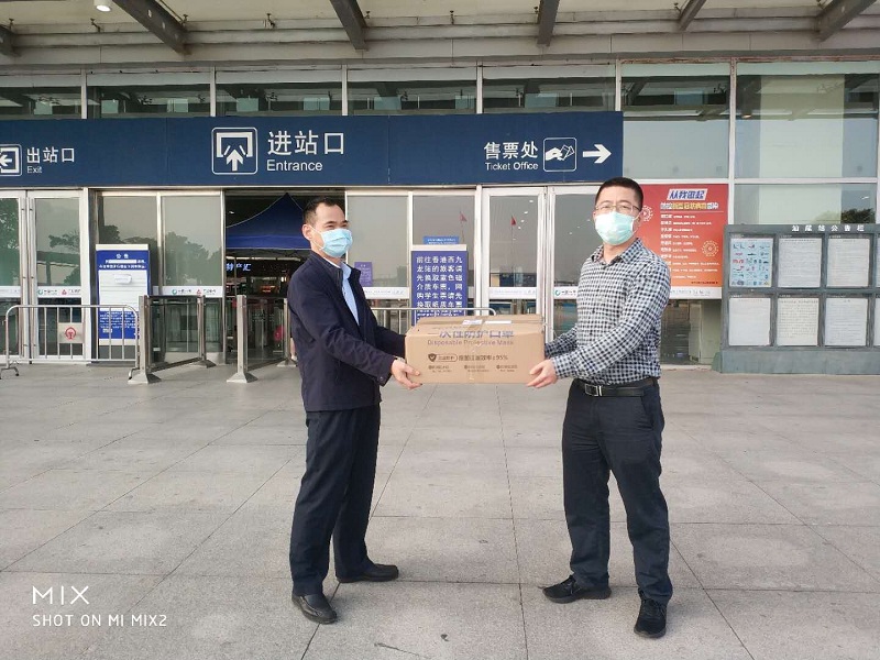 3.27俊雷赠送高铁站口罩.jpg