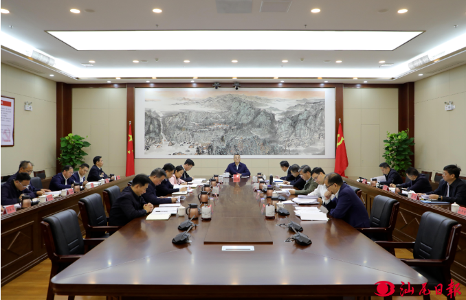 市委常委会召开会议 认真传达学习习近平总书记重要讲话精神 研究做好民族、金融高质量发展工作 逯峰主持会议.png