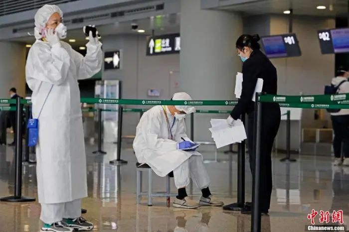 虹桥机场工作人员与航空公司对接国内转机旅客信息。 殷立勤 摄