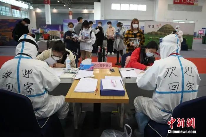 3月25日,位于北京中国国际展览中心新馆的检查入境人员集散点内,入境人员在进行登记。中新社记者 蒋启明 摄