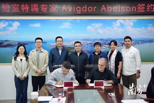 Avigdor Abelson与红海湾实验室签约。