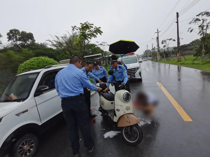 汕尾公安在风雨中护民平安