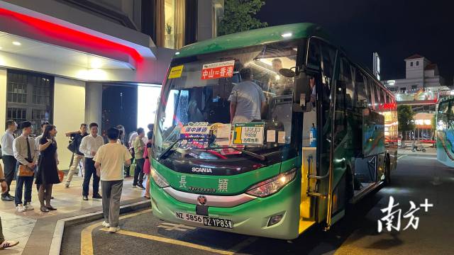 “香港⇌中山”首辆跨境巴士抵达。 南方+ 何伟楠 拍摄