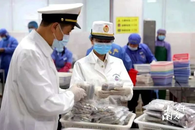 汕尾海关关员到辖区农产品企业进行检验检疫。唐立烨 摄 图片