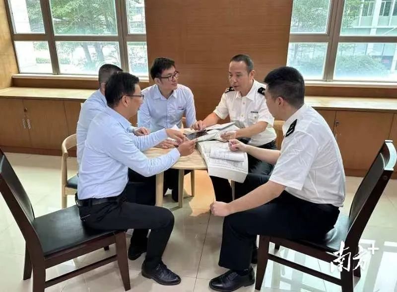 汕尾海关关员到信利集团公司开展“送政策上门”讲解商品归类政策规定。钮广益 摄 图片