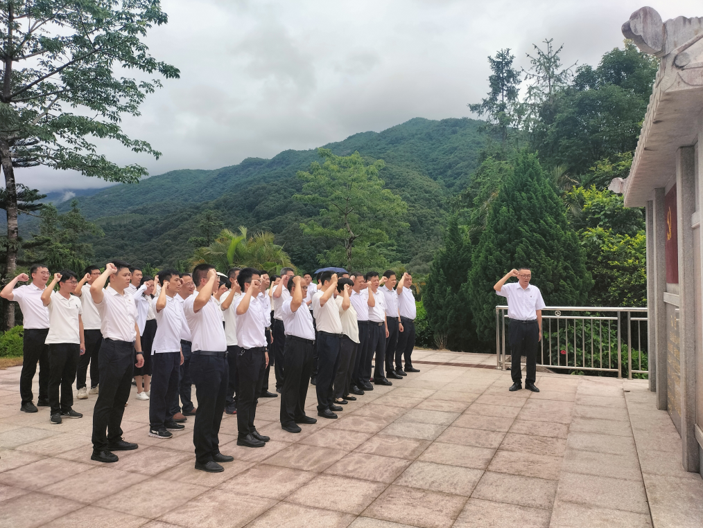 市审计局开展“传承红色基因铸党魂 严守八项规定强作风”主题党日活动