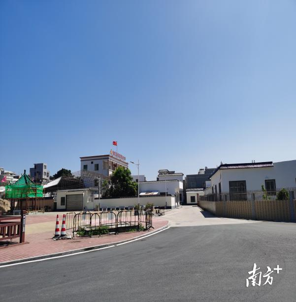 红海湾区田墘街道南联村通信线路下地，电力线“前线改后线”“拔杆上墙”。