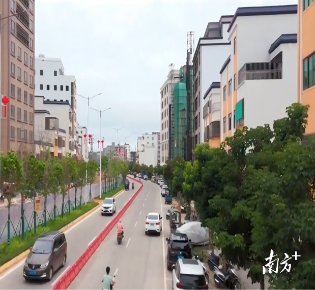 陆丰市甲子镇五十米大道通信线路下地、电力线“拔杆上墙”。