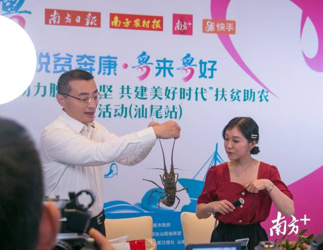 逯峰抓起一只仍然活蹦乱跳的龙虾卖力吆喝。