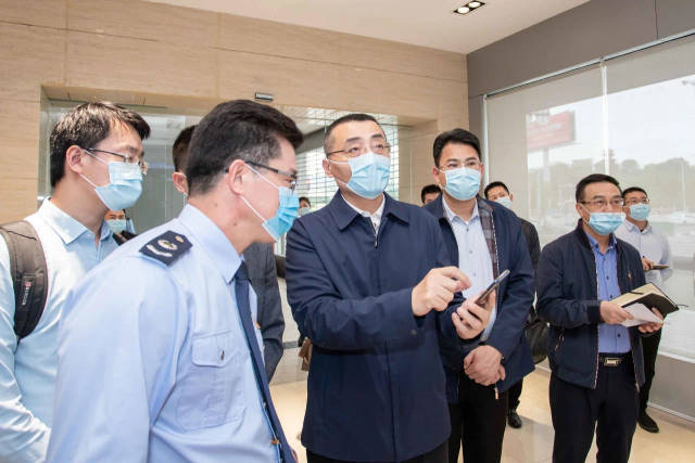 逯峰在市税务局观看信息化建设和大数据分析决策平台展示。图片来源：汕尾日报。