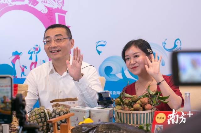 逯峰与网友热情互动。