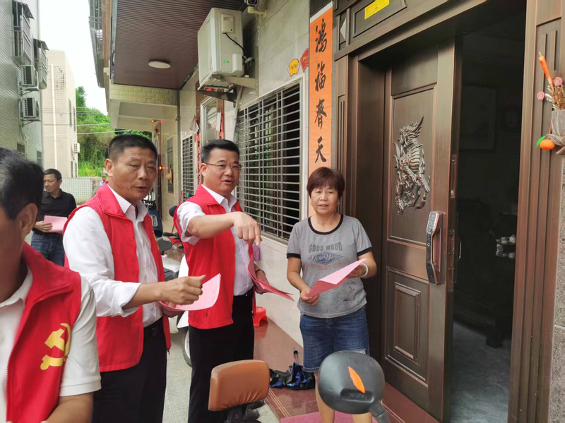 市统计局开展“入户联心”暨防控基孔肯雅热志愿服务活动