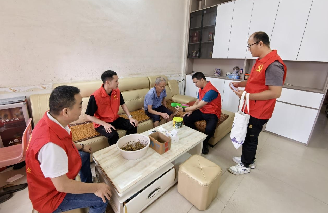 市国资委开展“入户联心”暨防控基孔肯雅热志愿服务活动