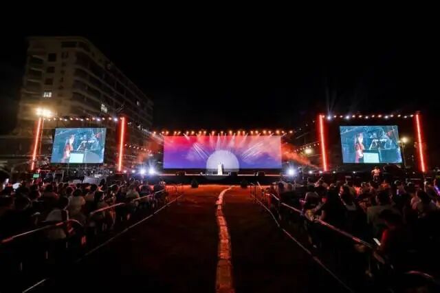 奔赴一场草坪音乐会。 奔赴一场草坪音乐会。