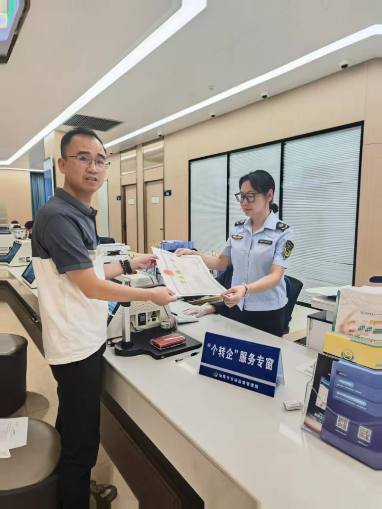 4.得益于“直接变更”新模式，“个转企”企业在市政务服务大厅“个转企”专窗快速领取营业执照.jpg