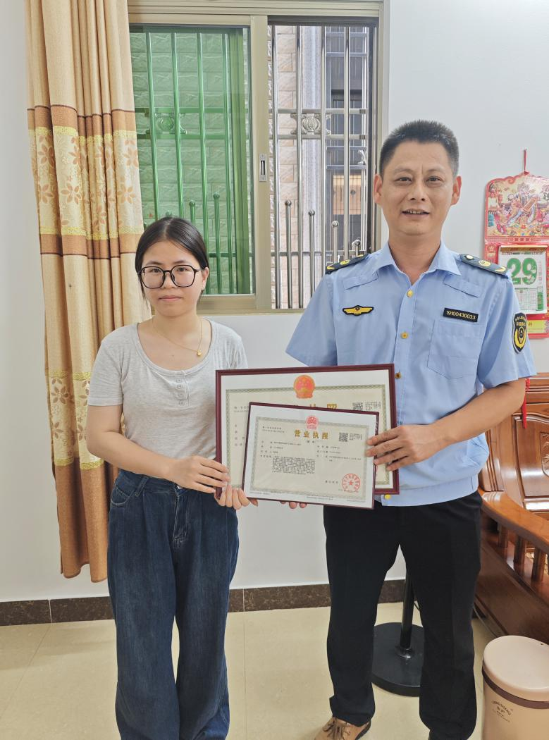 3.陆丰市市场监管局上门为辖区首家通过“直接变更”模式转型的企业发照.png