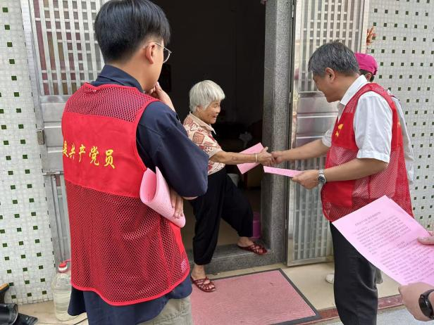 市驻广办深入东涌镇赤古村开展“入户联心、全民爱卫”爱国卫生统一行动 市驻广办深入东涌镇赤古村开展“入户联心、全民爱卫”爱国卫生统一行动