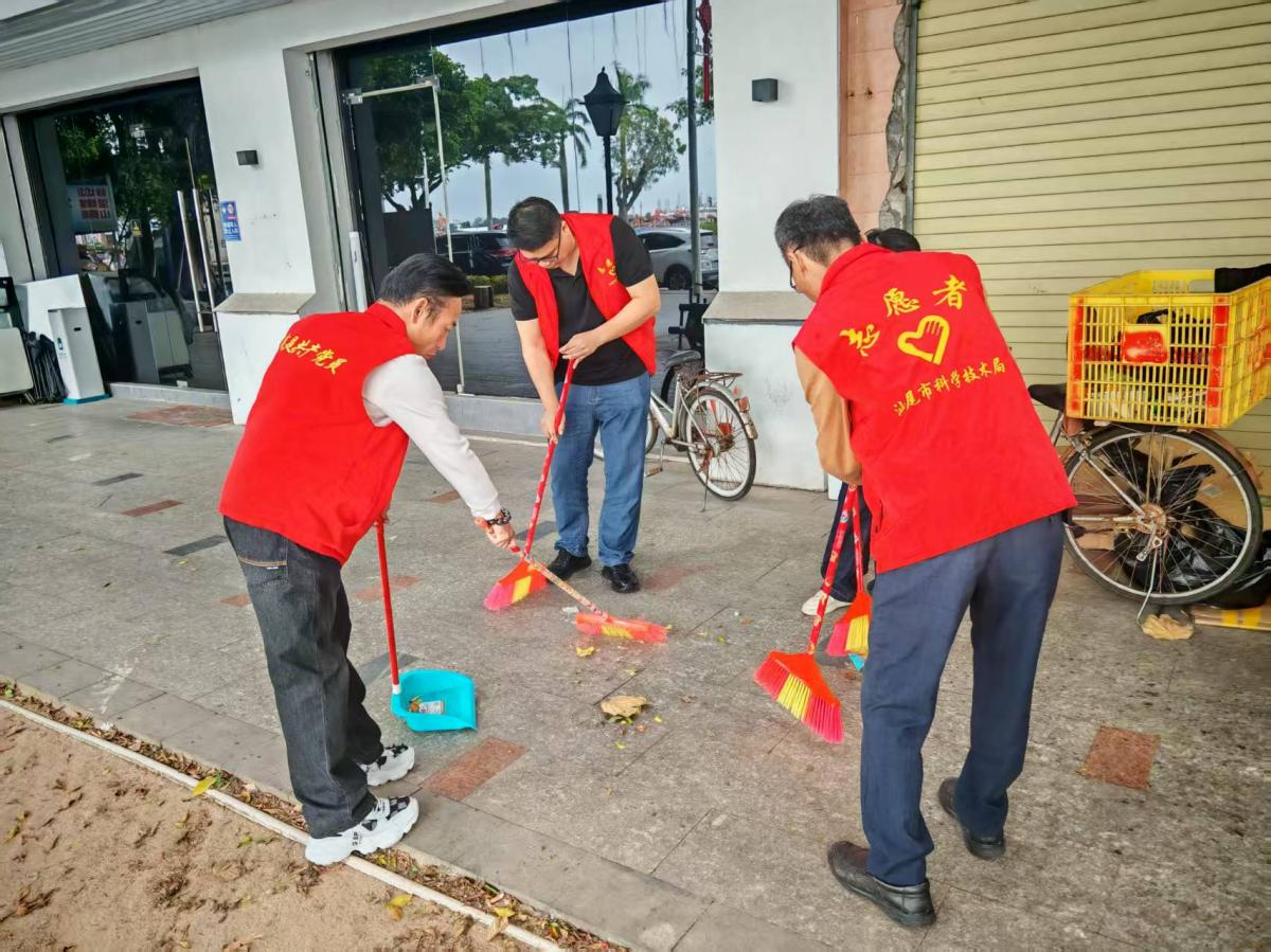 筑牢疫情防控防线 汕尾市科技局联合新港街道开展爱卫活动