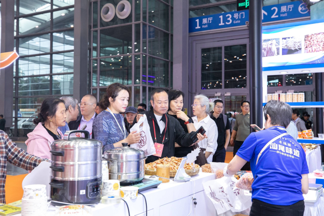 虾干等“明星产品”吸引了众多采购商。 虾干等“明星产品”吸引了众多采购商。