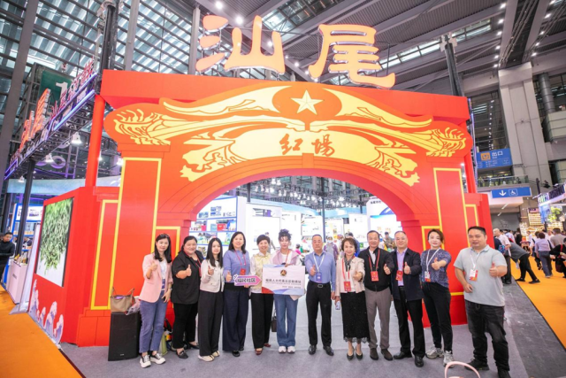 省市人大代表组团打卡汕尾展区。 省市人大代表组团打卡汕尾展区。