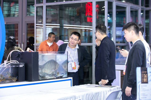 本次参展,汕尾展团首次带来活鱼活虾,直观展现养殖成果。 本次参展,汕尾展团首次带来活鱼活虾,直观展现养殖成果。