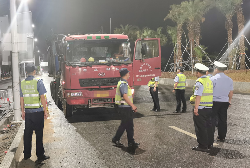 市交通运输、公安交警部门夜间联合打击货车违法违规运输行为图片.jpg