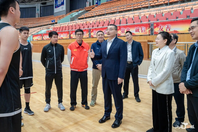 逯峰调研省城市篮球联赛汕尾赛区筹备情况并看望慰问备战“粤BA”的队员 敢为人先 敢打敢拼 全力备战 争取更好成绩