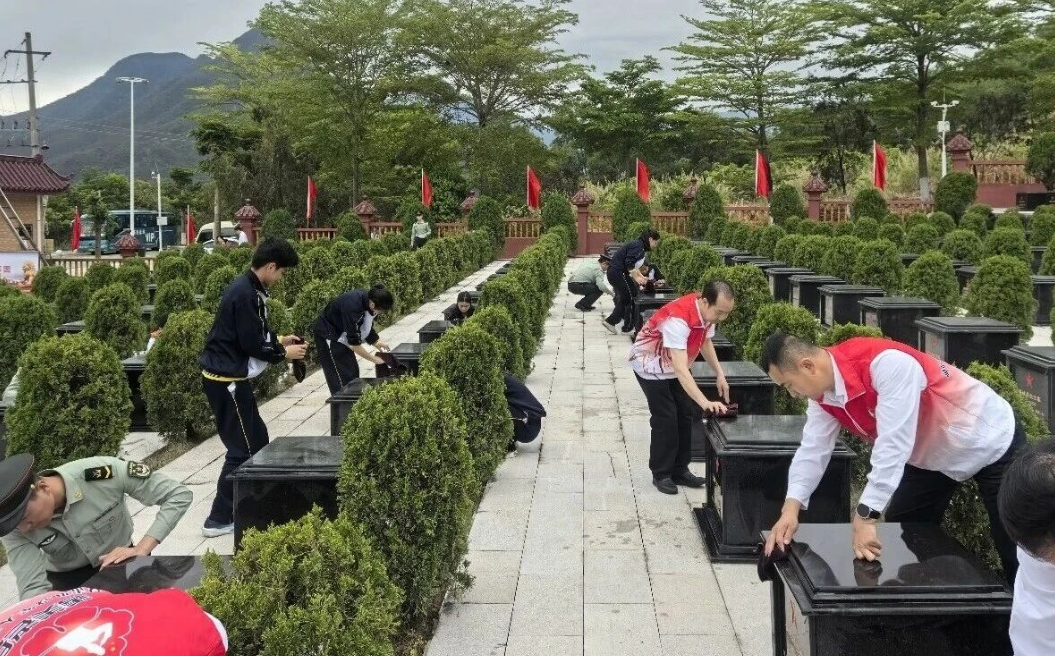 汕尾市双拥办组织开展清明烈士祭扫活动