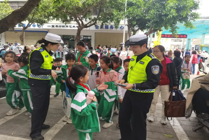 早点走 靠右行 慢慢开丨整治校园周边交通秩序 守护学生安全路