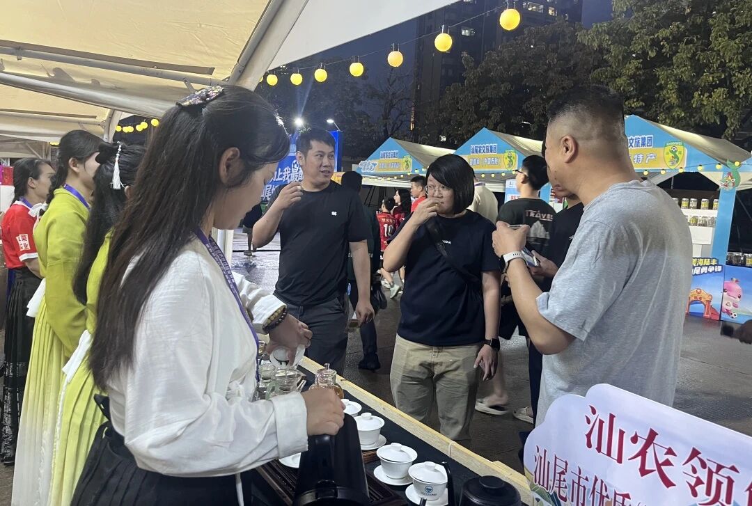 赛场内热闹，赛场外赛事经济更火热
