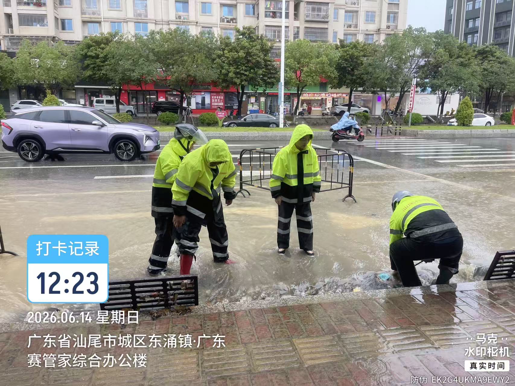 汕尾市公用事业事务中心充分发挥基层党组织和党员“两个作用”，织牢强降雨防御网