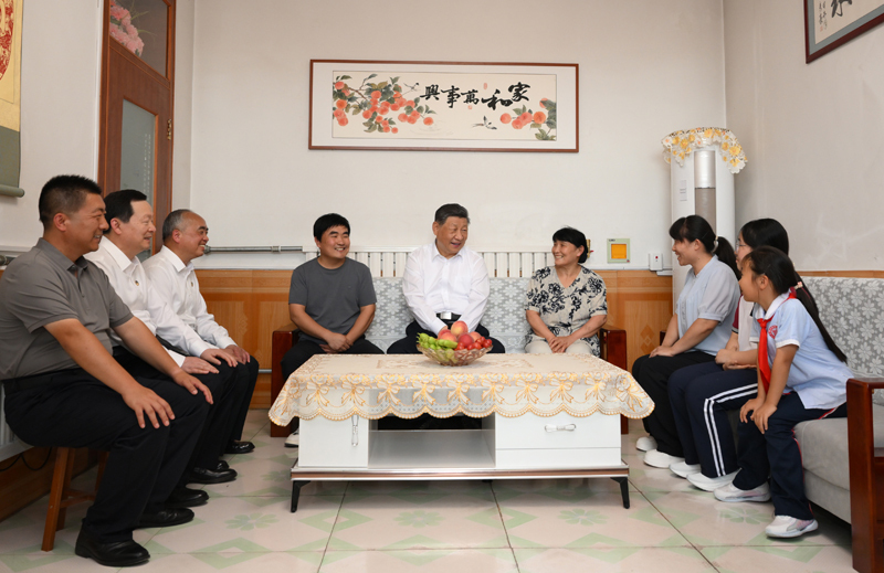 6月24日，中共中央总书记、国家主席、中央军委主席习近平在山东省德州市考察。这是习近平在陵城区边临镇西于架村村民于鑫辉家，同一家人围坐一起拉家常。