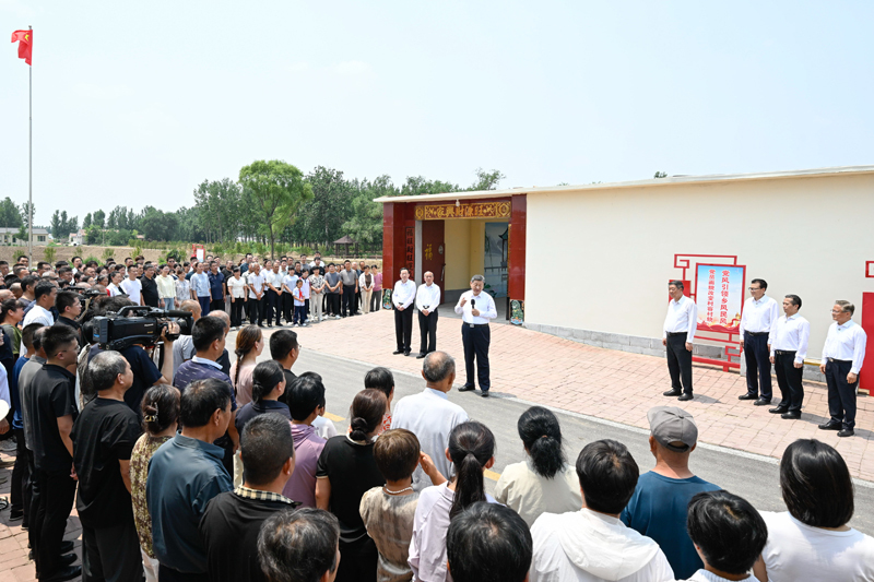 6月24日，中共中央总书记、国家主席、中央军委主席习近平在山东省德州市考察。这是习近平在陵城区边临镇西于架村，同村民们亲切交流。