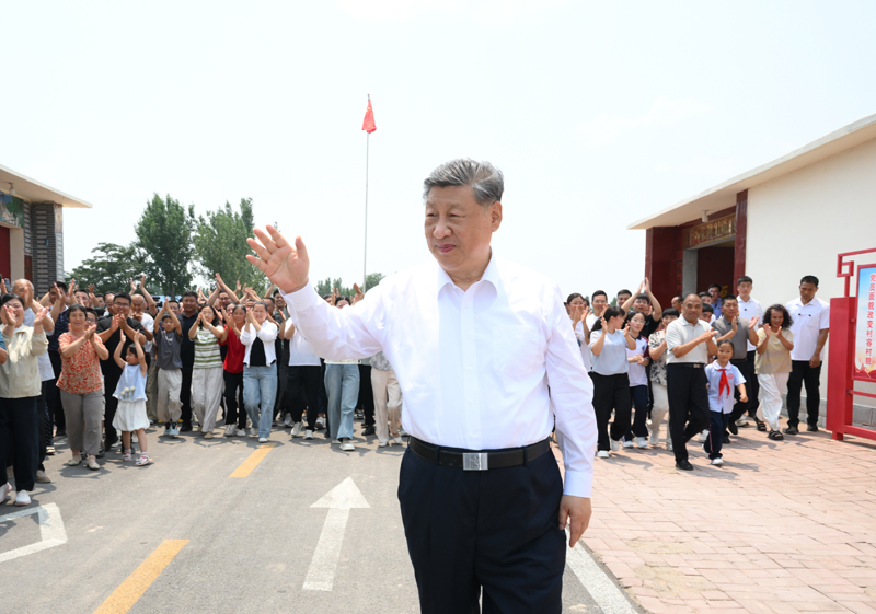 6月24日，中共中央总书记、国家主席、中央军委主席习近平在山东省德州市考察。这是习近平在陵城区边临镇西于架村，同村民们亲切交流。