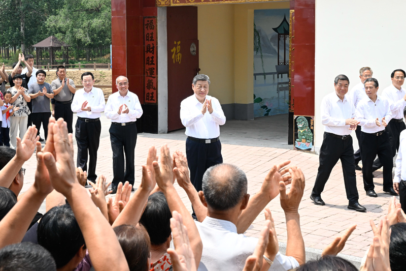 6月24日，中共中央总书记、国家主席、中央军委主席习近平在山东省德州市考察。这是习近平在陵城区边临镇西于架村，同村民们亲切交流。