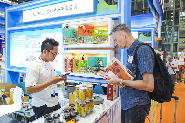 外籍客商了解“圳品”大安蒜系列产品。