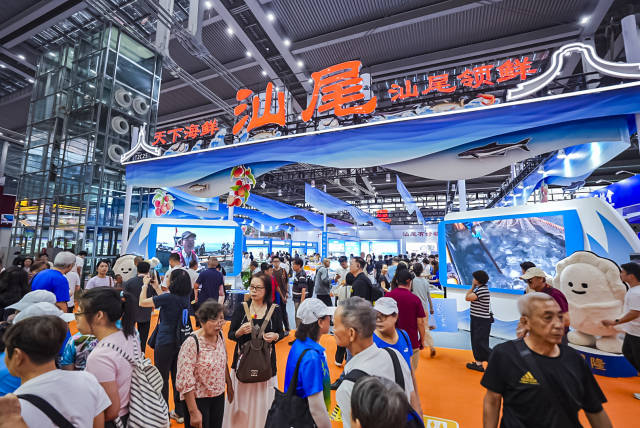 汕尾展区现场人头攒动、客流云集。