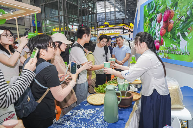 陆河擂茶非遗体验活动吸引围观。