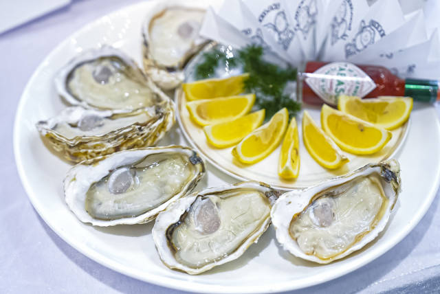 金贝隆黄金蚝达到可生食级别。